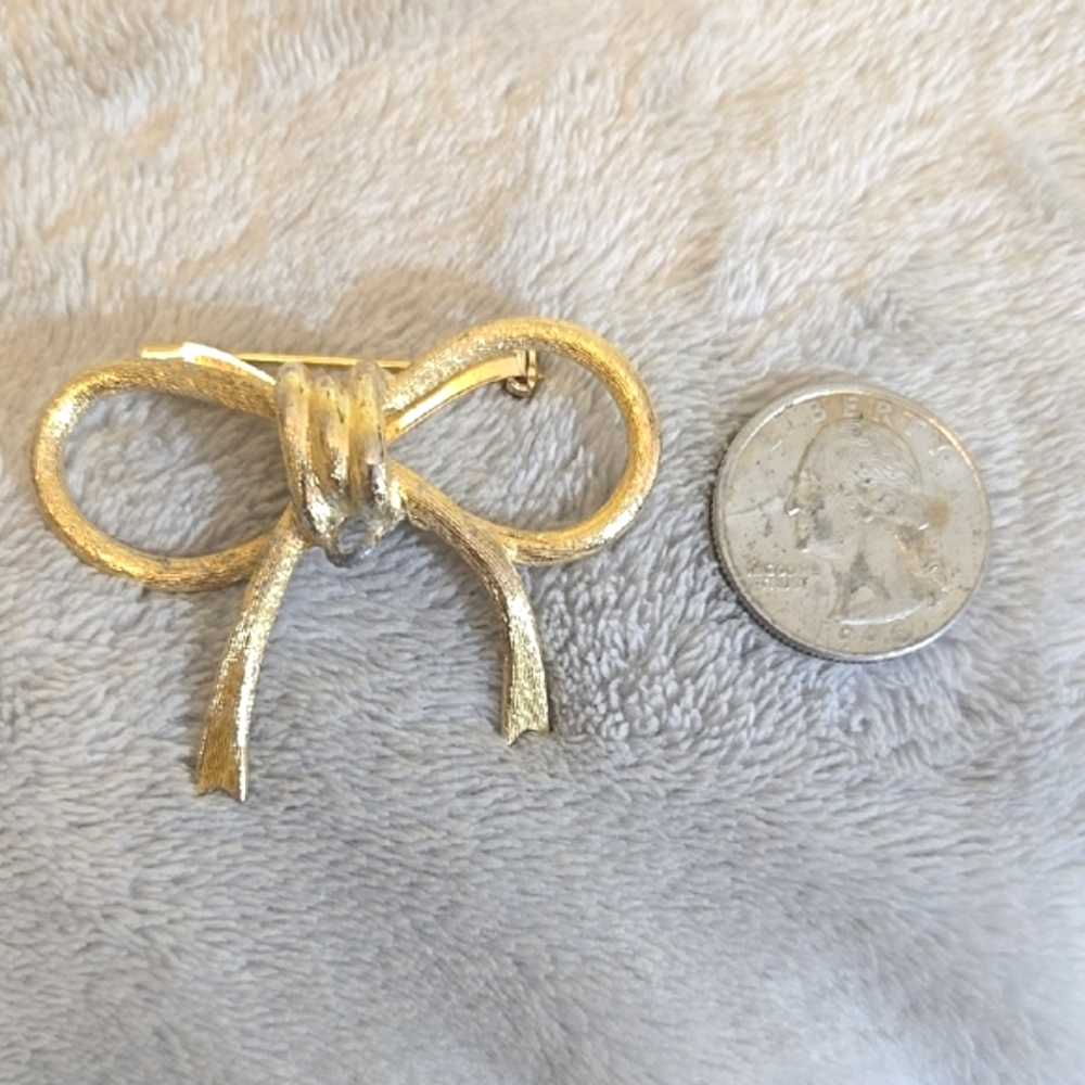 #140 Vintage Gold Bow Brooch - Picture 2 of 3